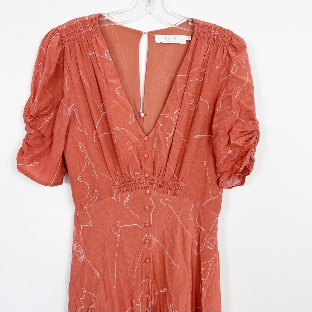 ASTR The Label Line Print Button Front Ruched Puff Sleeve Midi Dress - Picture 3 of 10